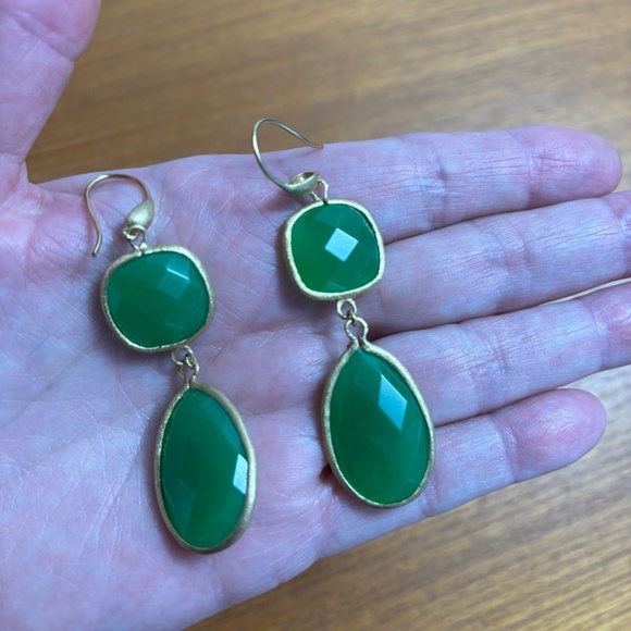 NEW Pretty Green Onyx or Quartz & Gold Colored Pierced Earrings - Picture 3 of 3